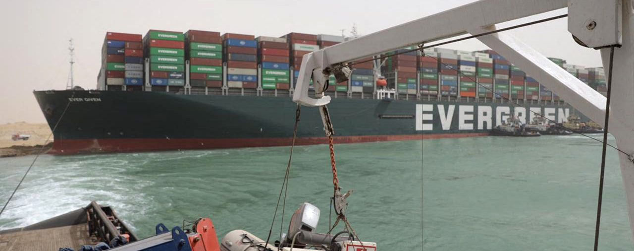 La empresa dueña del buque que bloquea el Canal de Suez dijo que enfrenta “dificultades extremas” para desencallarlo
