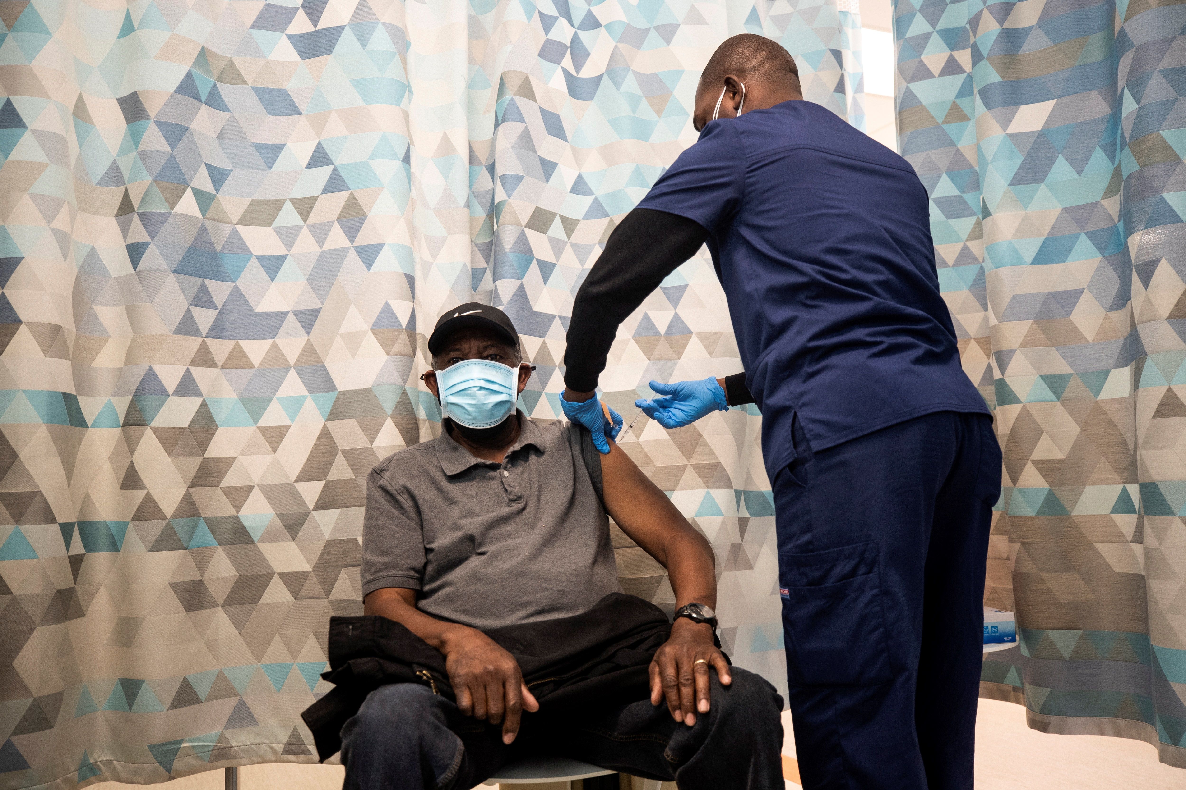 Un hombre es vacunado contra el coronavirus en Compton, California (EE.UU.). EFE/Etienne Laurent/Archivo 