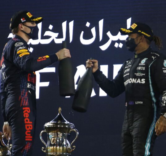La polémica maniobra que definió en favor de Hamilton la carrera de F1 en Bahréin: por qué Verstappen podría haberse quedado adelante