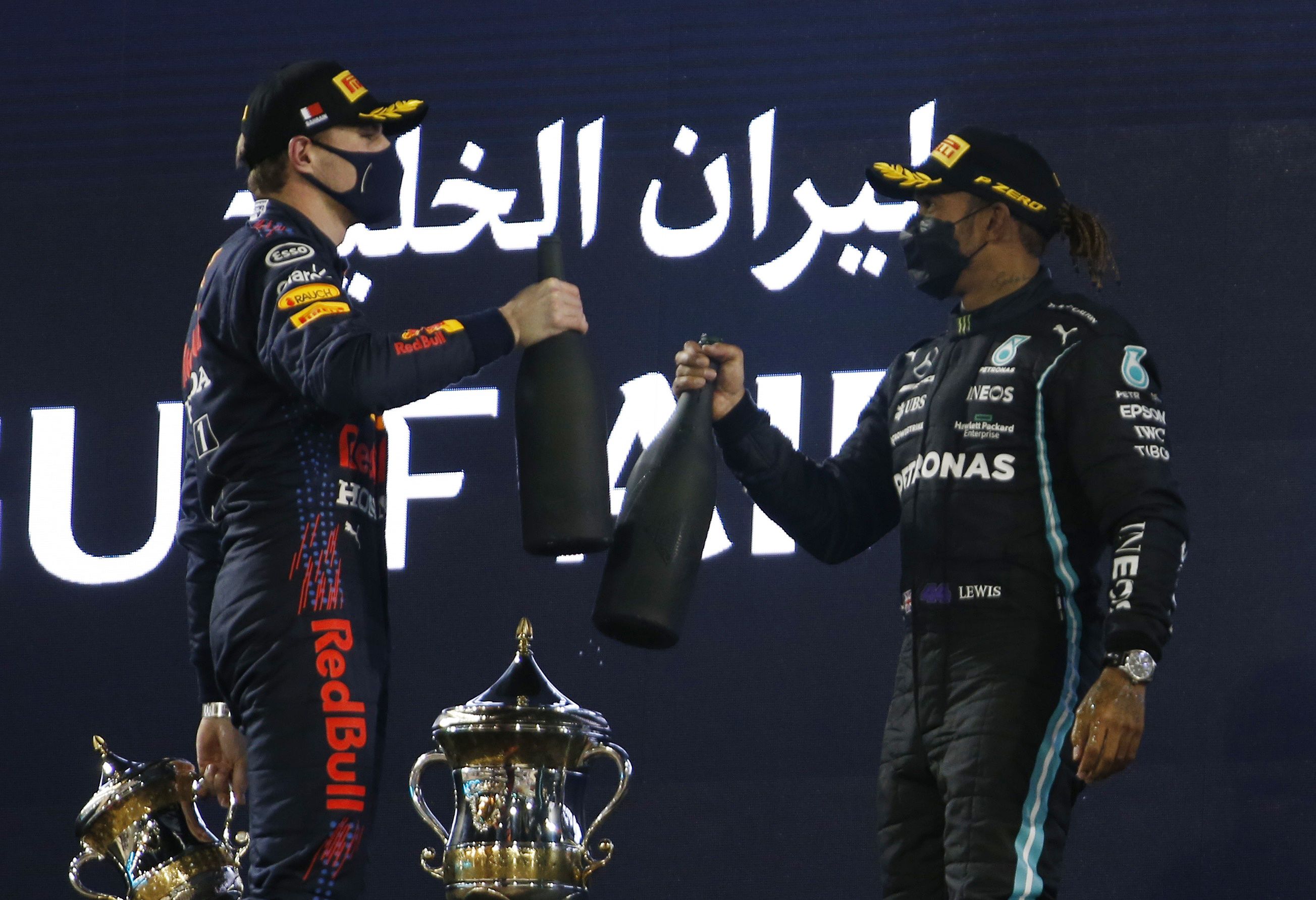 Lewis Hamilton y Max Verstappen protagonizaron una gran lucha en el final (REUTERS/Hamad I Mohammed). 