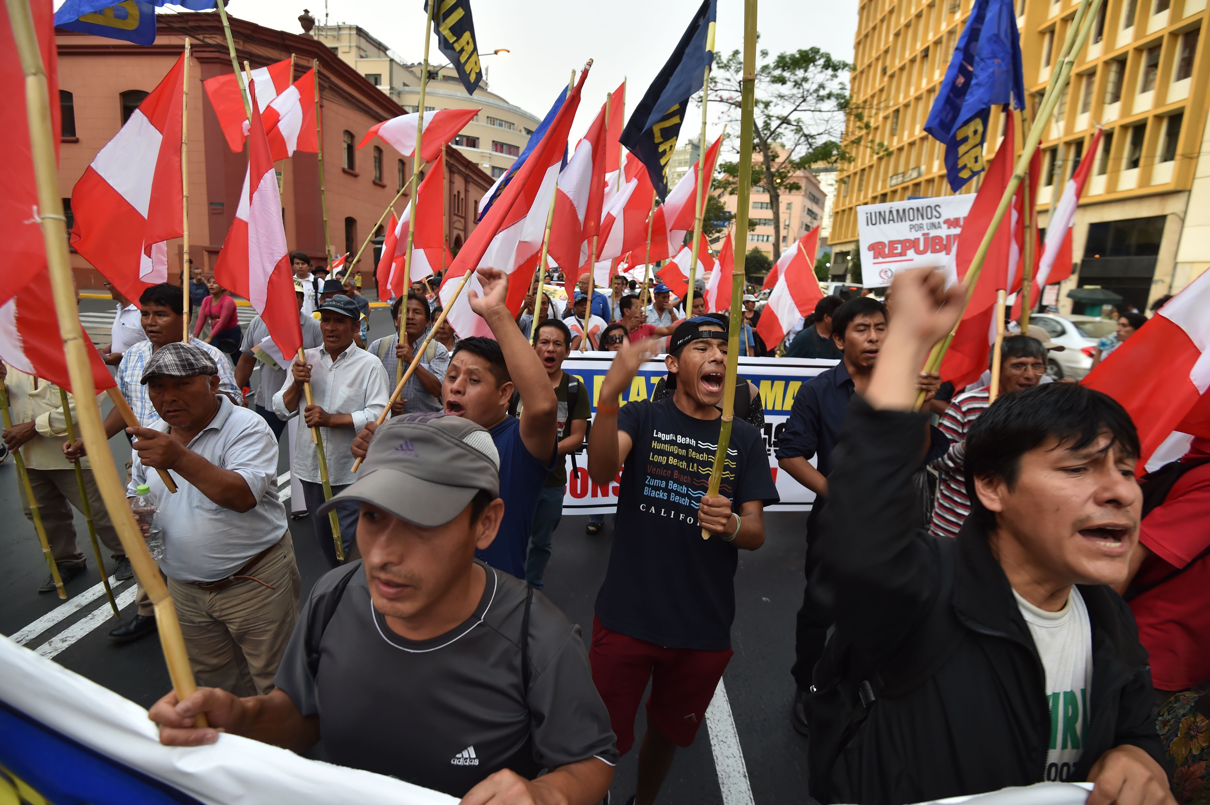 Miles de peruanos se movilizan para protestar contra la corrupción (AFP PHOTO / CRIS BOURONCLE)