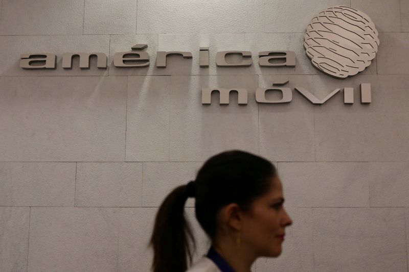Imagen de archivo. El logo de América Móvil captado en la pared de un área de recepción en las oficinas corporativas de la compañía en Ciudad de México, México. 18 de mayo de 2017. REUTERS / Edgard Garrido / Foto de archivo
