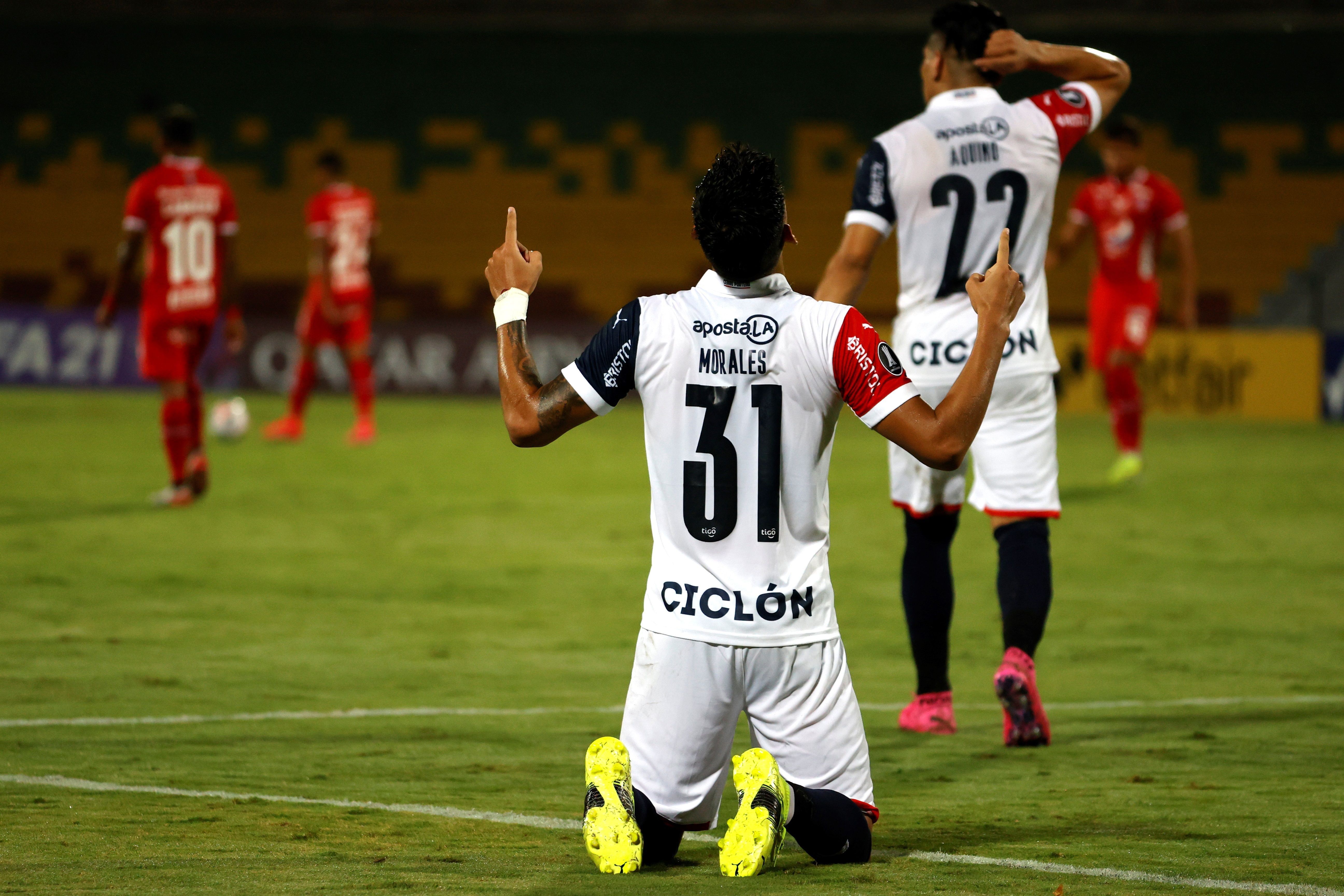 Robert Morales, del Cerro Porteño de Paraguay, fue registrado este miércoles al celebrar un gol que le anotó al América de Colombia, durante un partido del grupo H de la Copa Libertadores, en el estadio Alfonso López de Bucaramanga (Colombia). EFE/Mauricio Dueñas Castañeda 