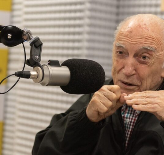 A dos días de haber cumplido 89 años, Cacho Fontana volvió a contraer coronavirus y fue internado con un cuadro de neumonía