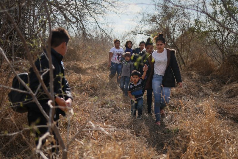FOTO DE ARCHIVO. Familias migrantes y niños de Centroamérica salen de la espesa maleza después de cruzar el Río Grande hacia Estados Unidos desde México, en Penitas, Texas, EEUU. 6 de marzo de 2021. REUTERS/Adrees Latif