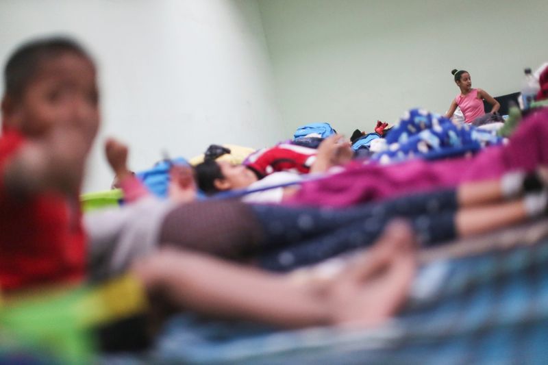 Niños migrantes centroamericanos, que buscan asilo o fueron deportados de Estados Unidos con sus padres, descansan en un albergue en Ciudad Juárez, México, 28 de marzo de 2021. REUTERS/Edgard Garrido