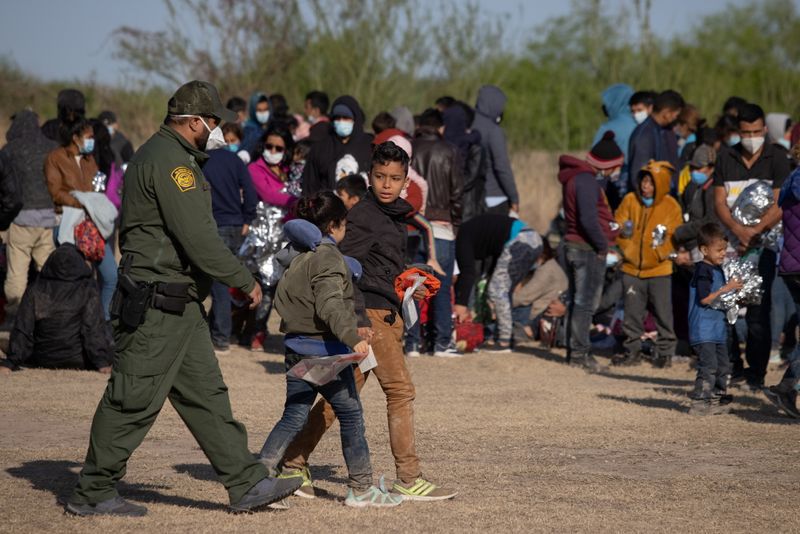 Foto de archivo ilustrativa de un agente fromterizo de Estados Unidos acompañando a dos niños centroamericanos a refugiarse en La Joya, Texas
Mar 19, 2021. REUTERS/Adrees Latif