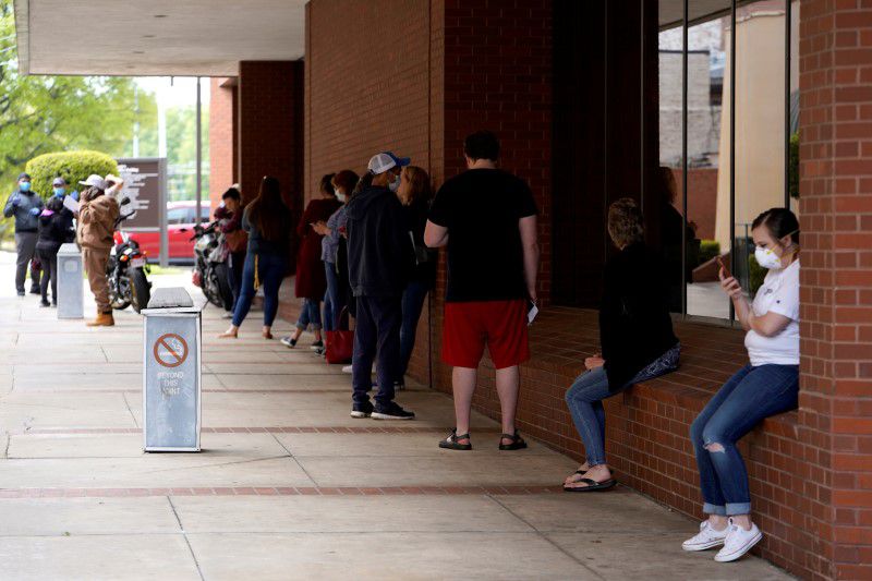 Personas hacen fila en un Centro de fuerza labora, Fort Smith, Arkansas, EEUU, 6 abril 2020.
REUTERS/Nick Oxford