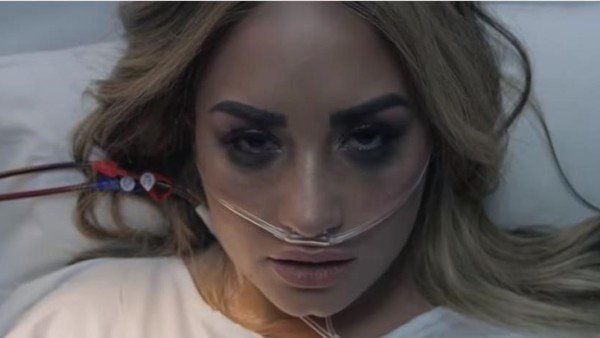 Demi Lovato estrenó el videoclip donde recrea su sobredosis