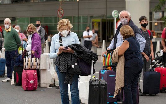 El "turismo vacuna" no cede: 10.000 personas saldrán en lo que resta del mes a EEUU