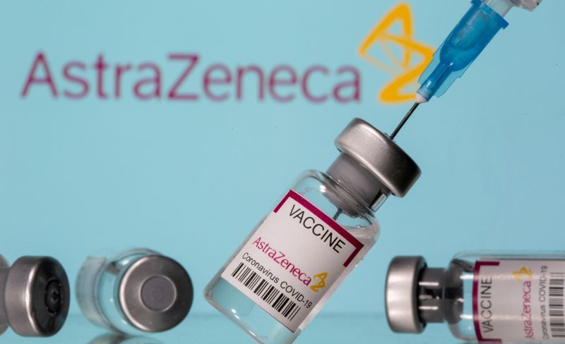 FOTO DE ARCHIVO: Ilustración de viales con la etiqueta "Vacuna AstraZeneca Coronavirus COVID-19" y una jeringa se ven delante de un logotipo de AstraZeneca, 14 de marzo de 2021. REUTERS/Dado Ruvic
