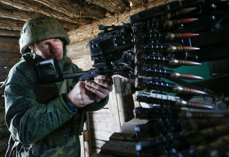 Un militante de la autoproclamada República Popular de Donetsk (DNR) apunta con un arma a las posiciones de combate en la línea de separación de las fuerzas armadas ucranianas al sur de la ciudad de Donetsk, controlada por los rebeldes, Ucrania