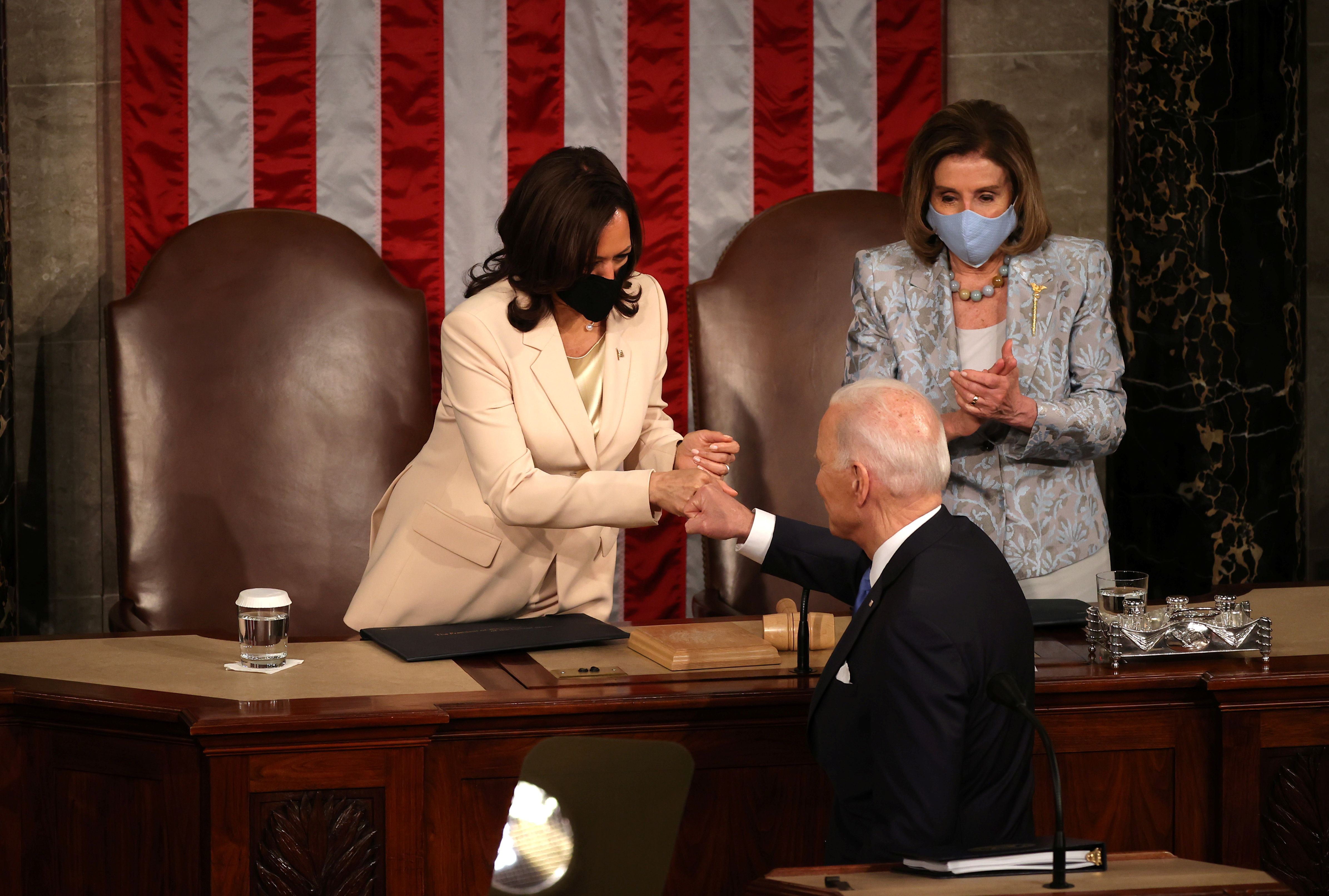 Biden saluda con el puño a la vicepresidenta Kamala Harris. Chip Somodevilla/Pool via REUTERS
