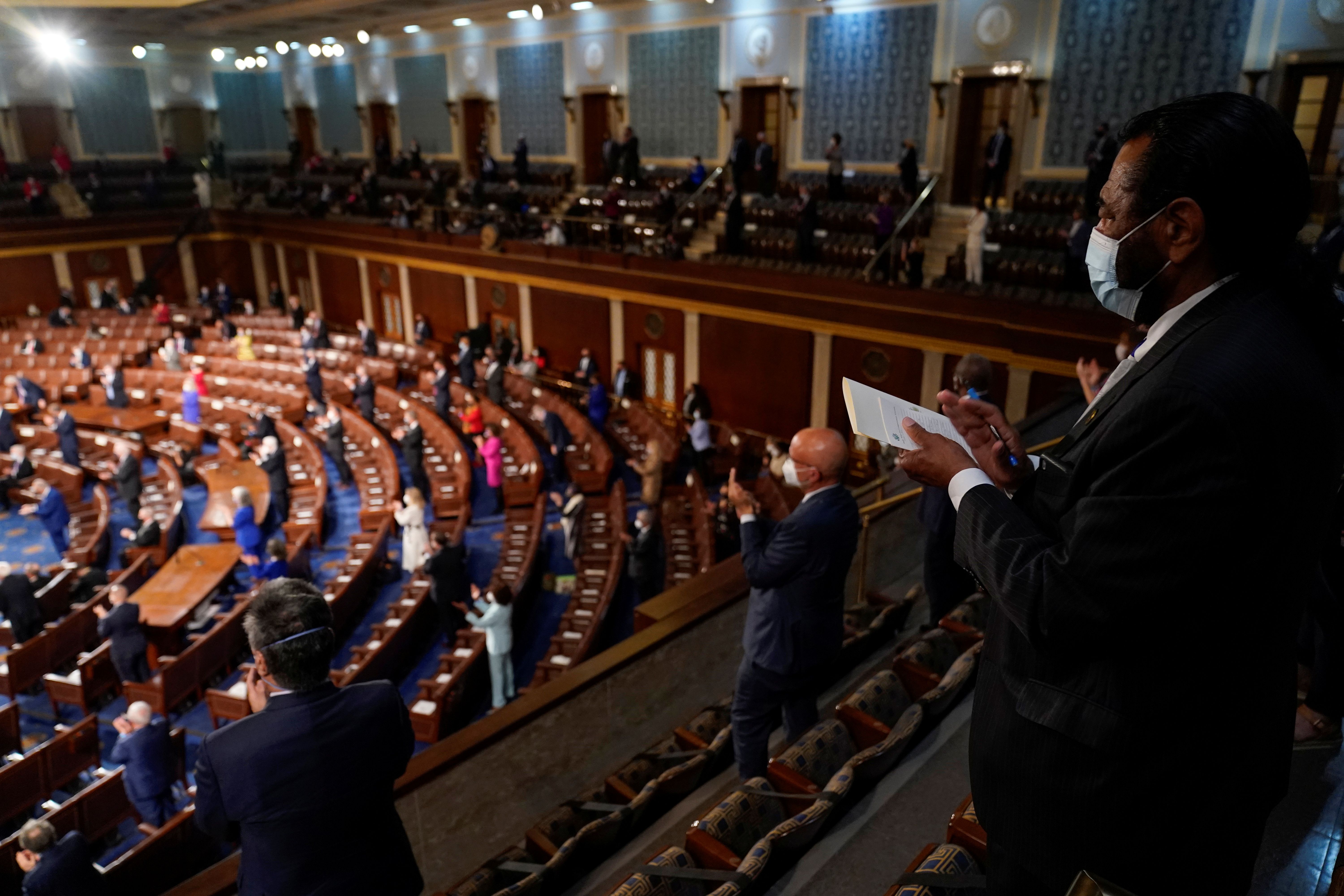 Los miembros del Congreso aplauden mientras el presidente de los Estados Unidos, Joe Biden, habla en una sesión conjunta del Congreso en la Cámara de la Cámara en el Capitolio de los Estados Unidos en Washington. Andrew Harnik/Pool via REUTERS