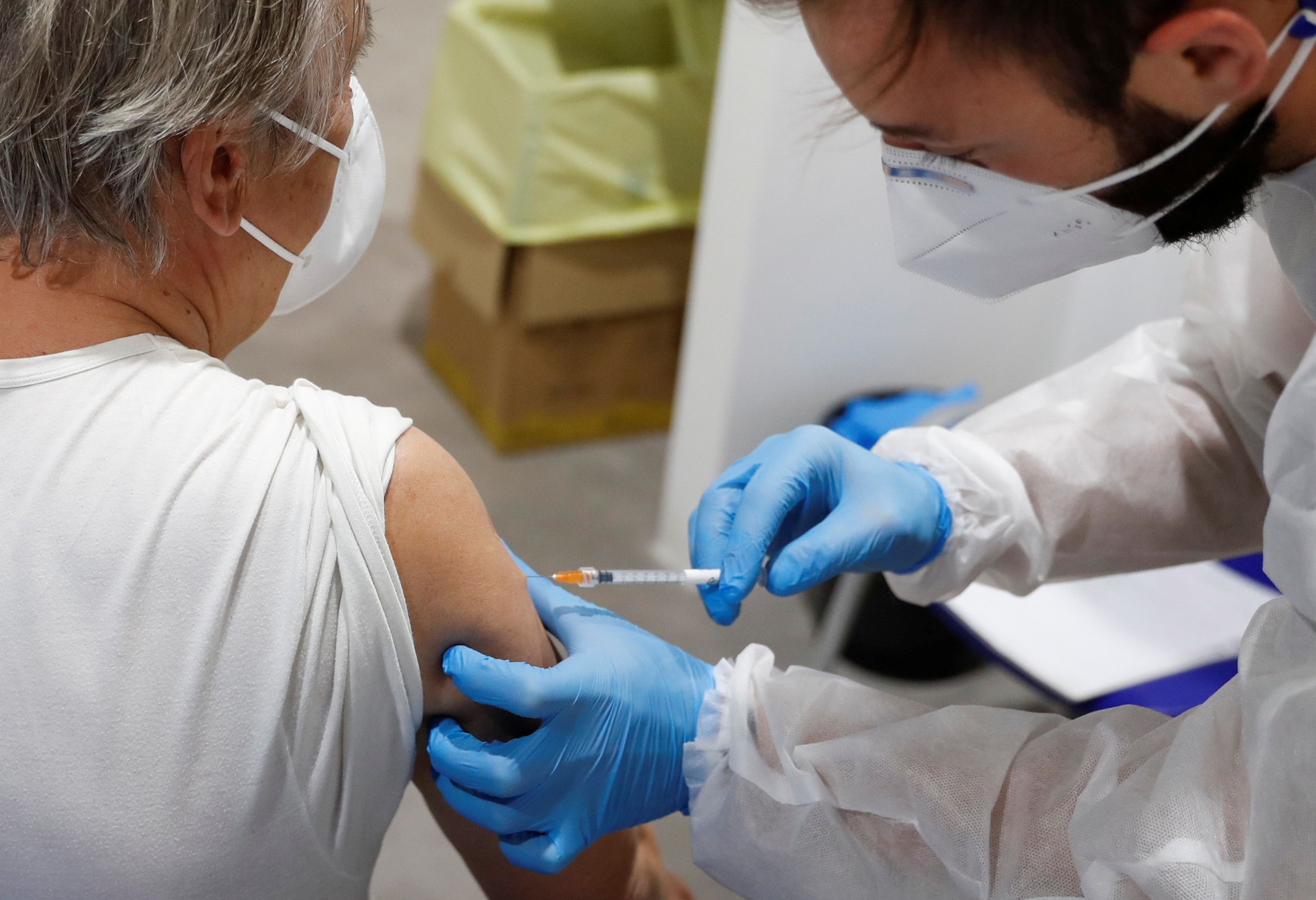 Una persona recibe una dosis de la vacuna Moderna contra la enfermedad del coronavirus (COVID-19) en el Auditorio de Música de Roma, Italia, el 14 de abril de 2021 (REUTERS)