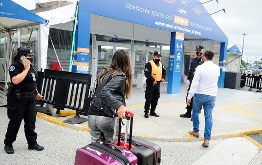 Allanan el Aeropuerto de Ezeiza por el escándalo de los hisopados