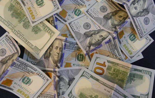 En medio de ruidos políticos, sube el dólar blue y el contado con liqui supera los $160