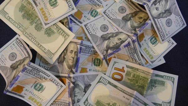 En medio de ruidos políticos, sube el dólar blue y el contado con liqui supera los $160