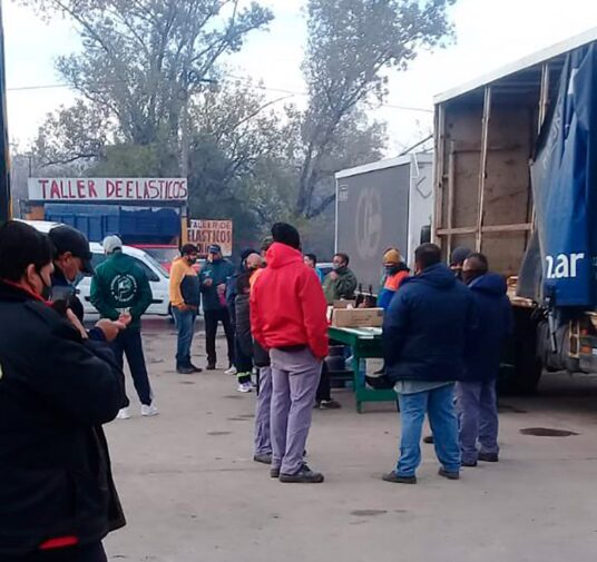 Otra vez Camioneros: los Moyano bloquean e impiden el funcionamiento de una empresa química y exigen sumar a trabajadores a su gremio