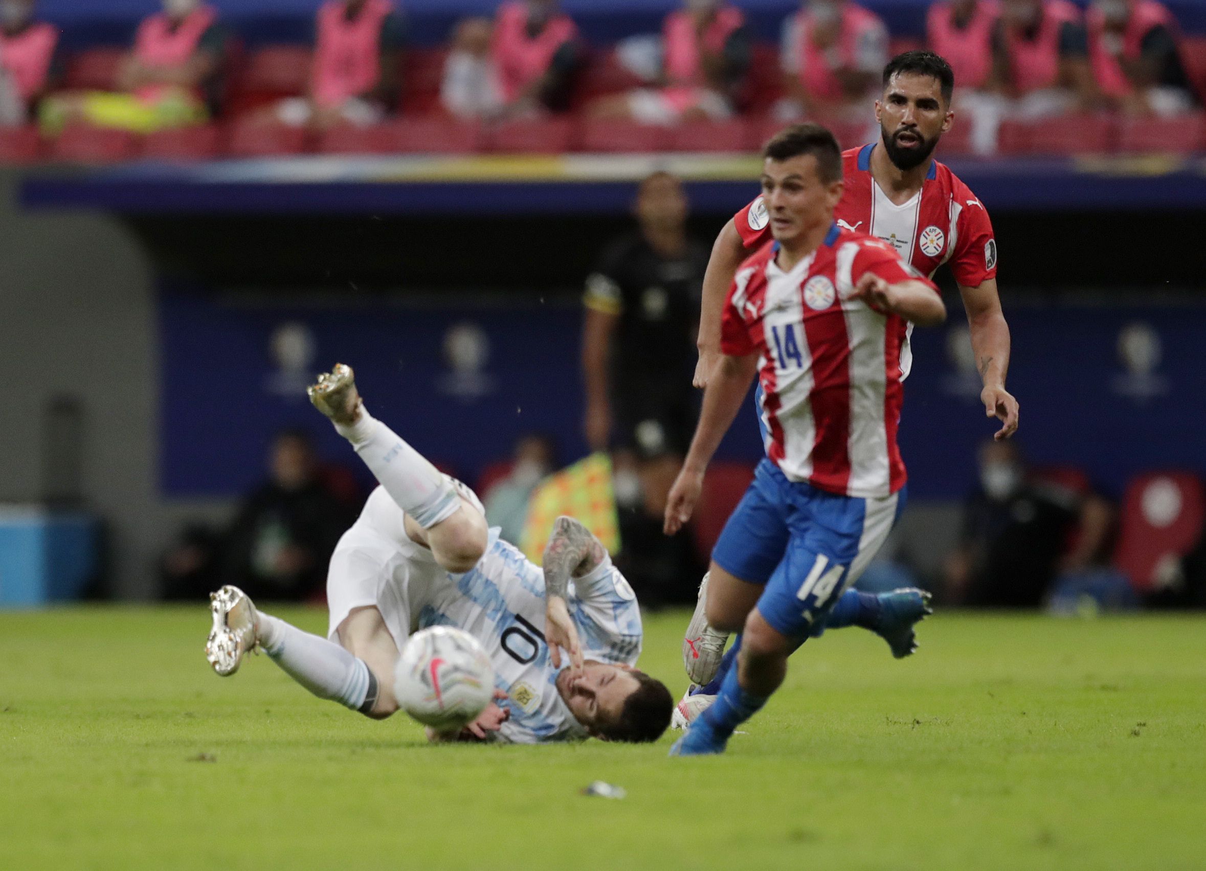 Cubas le comete infracción a Messi, quien con su gambeta inquietó (REUTERS/Ueslei Marcelino)