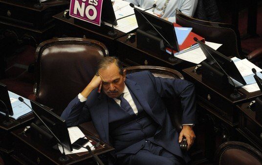 Denunciado por violación, el senador peronista José Alperovich seguirá de licencia hasta el final de su mandato
