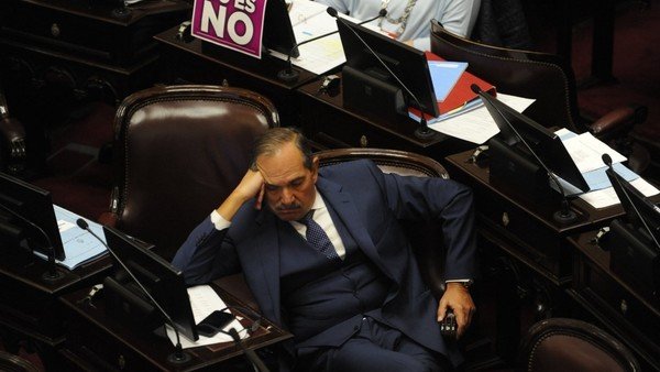 Denunciado por violación, el senador peronista José Alperovich seguirá de licencia hasta el final de su mandato