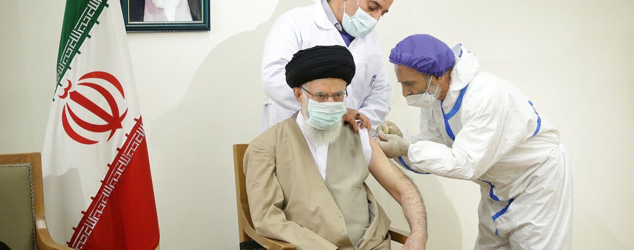El líder supremo de Irán es inmunizado con la vacuna local anticovid