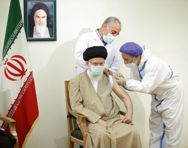 El líder supremo de Irán es inmunizado con la vacuna local anticovid