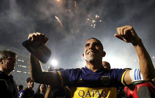 El viaje final de Carlos Tevez, el último campeón del mundo con Boca: más títulos, ruido político, grieta y poco que reprocharse