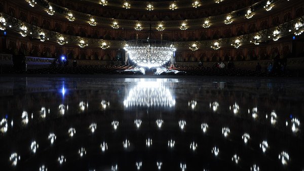La imponente araña del Teatro Colón baja a tierra: un ritual de 1300 kilos, 552 lámparas y 25 personas