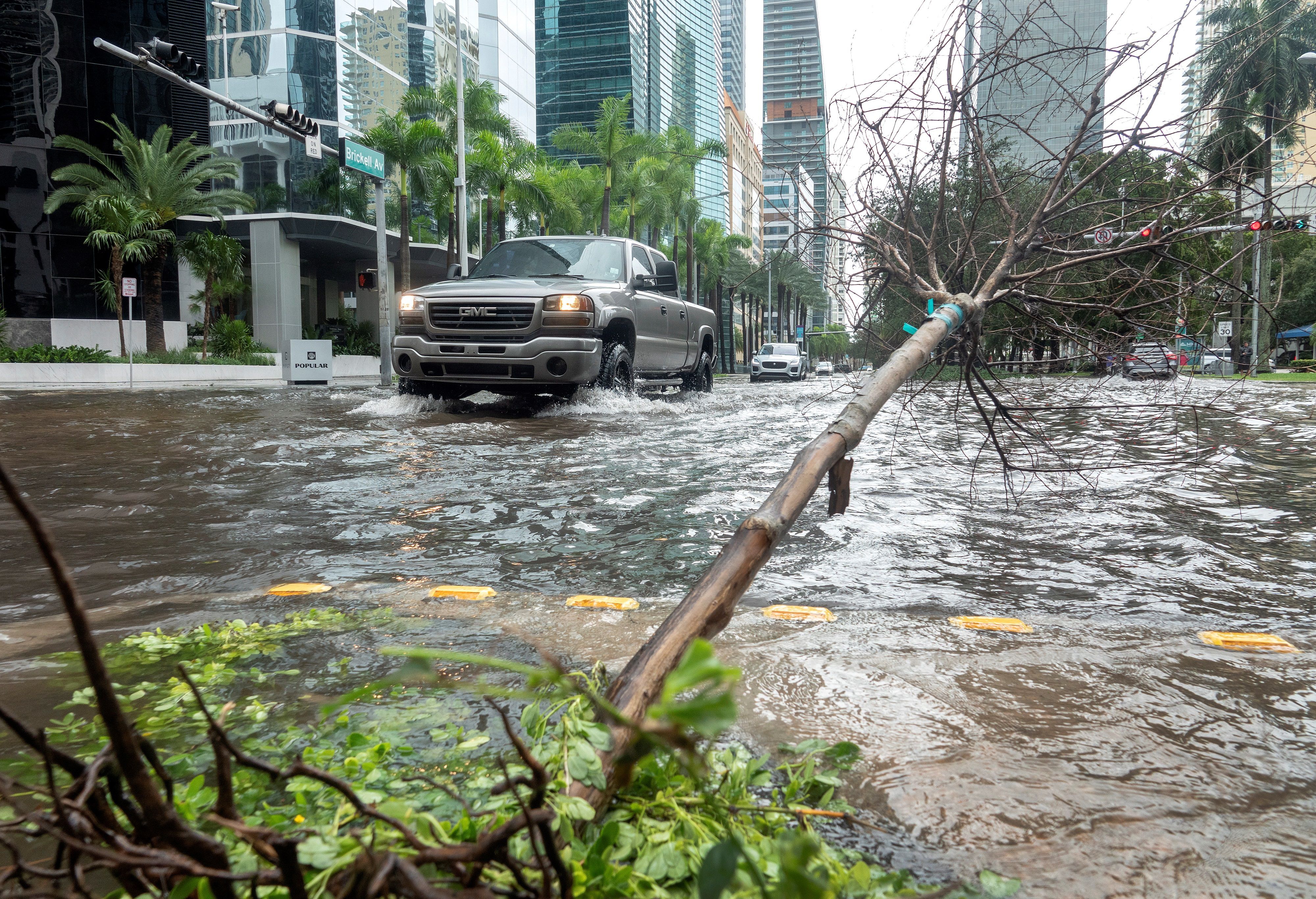 Vista de los daños causados por la tormenta tropical Eta en Downtown Miami, Florida, este 9 de noviembre de 2020 (Foto: EFE/Cristóbal Herrera) 