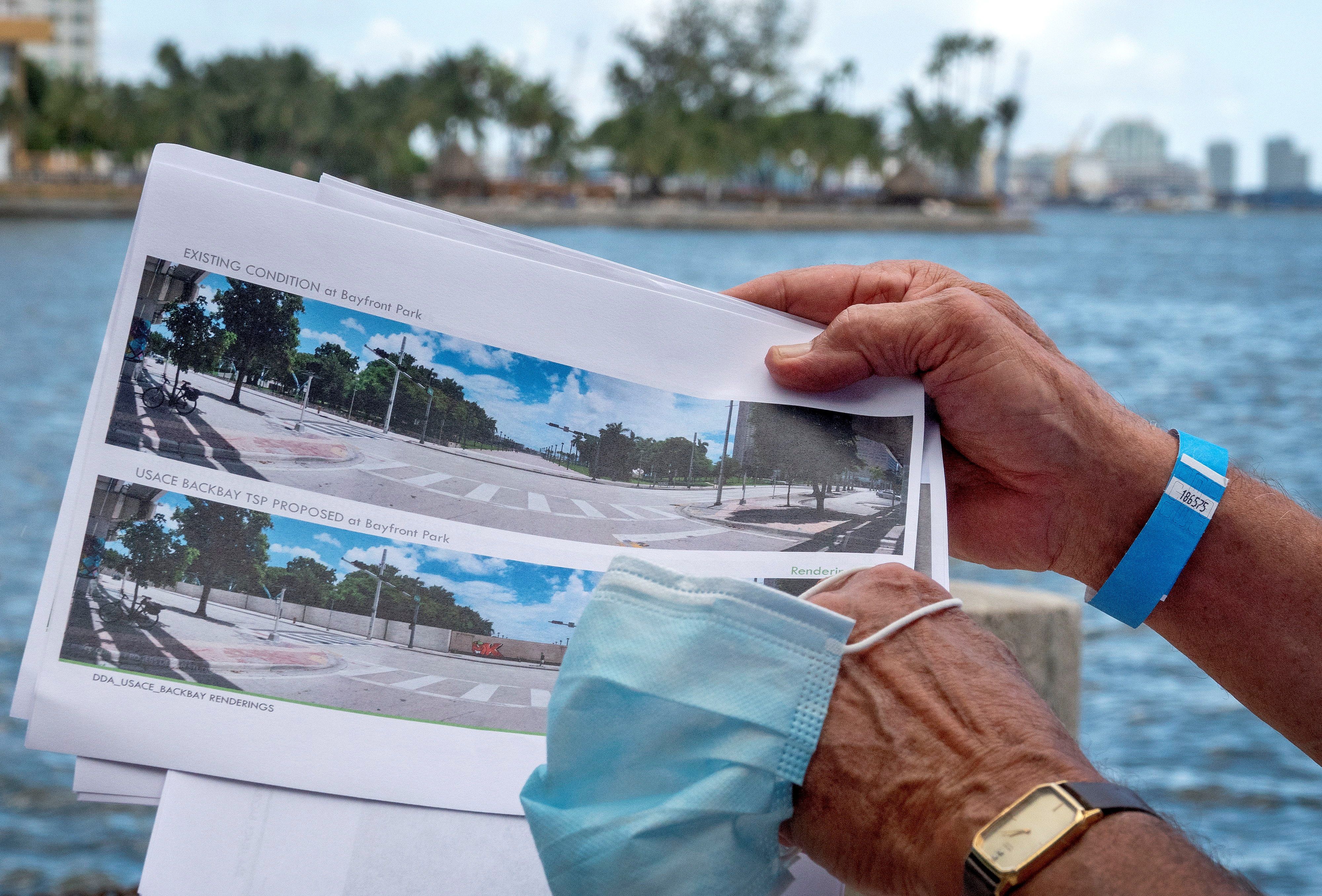 El Comisionado de la Ciudad de Miami, Manolo Reyes, muestra la representación del muro que el Cuerpo de Ingenieros del Ejército de EE UU quiere construir en la Bahía de Biscayne (Foto: EFE) 