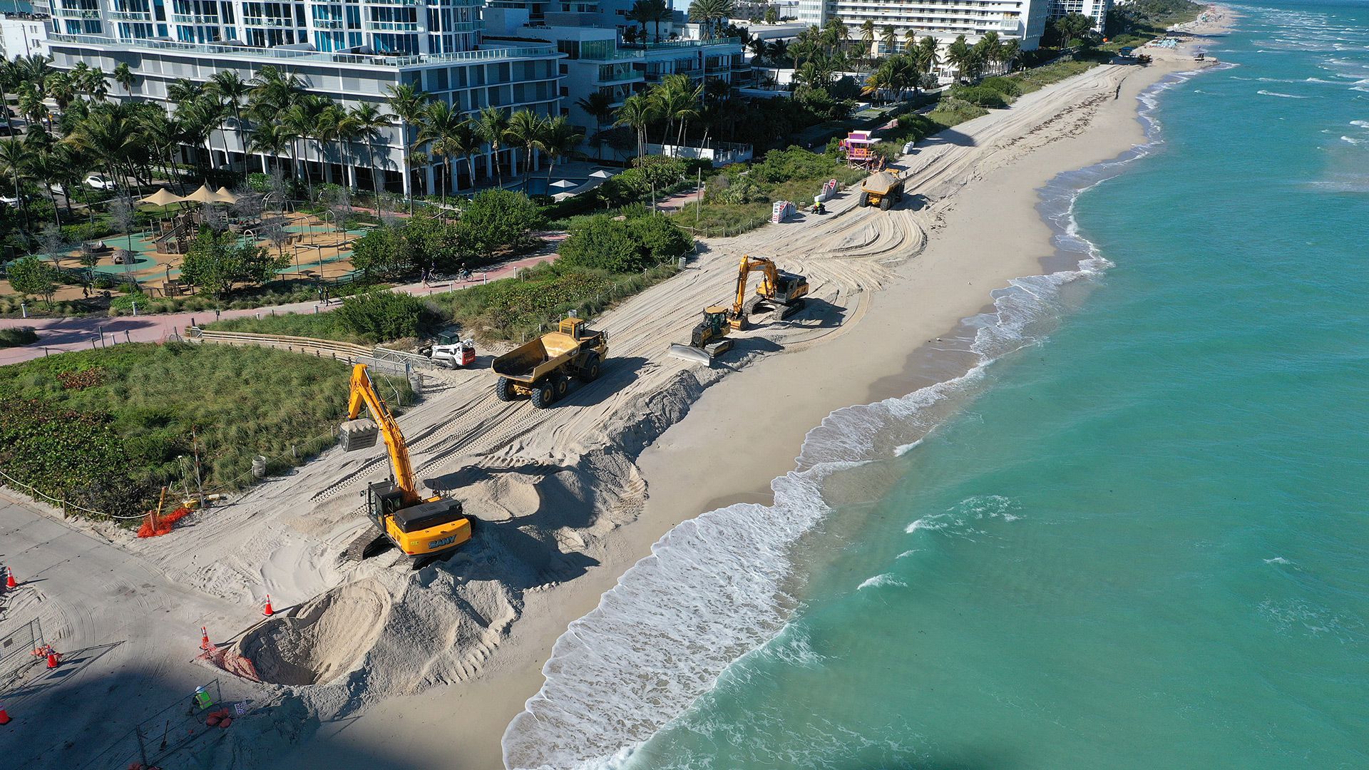 Trabajadores distribuyen arena en una playa de Miami (Foto: Getty Images/AFP)
