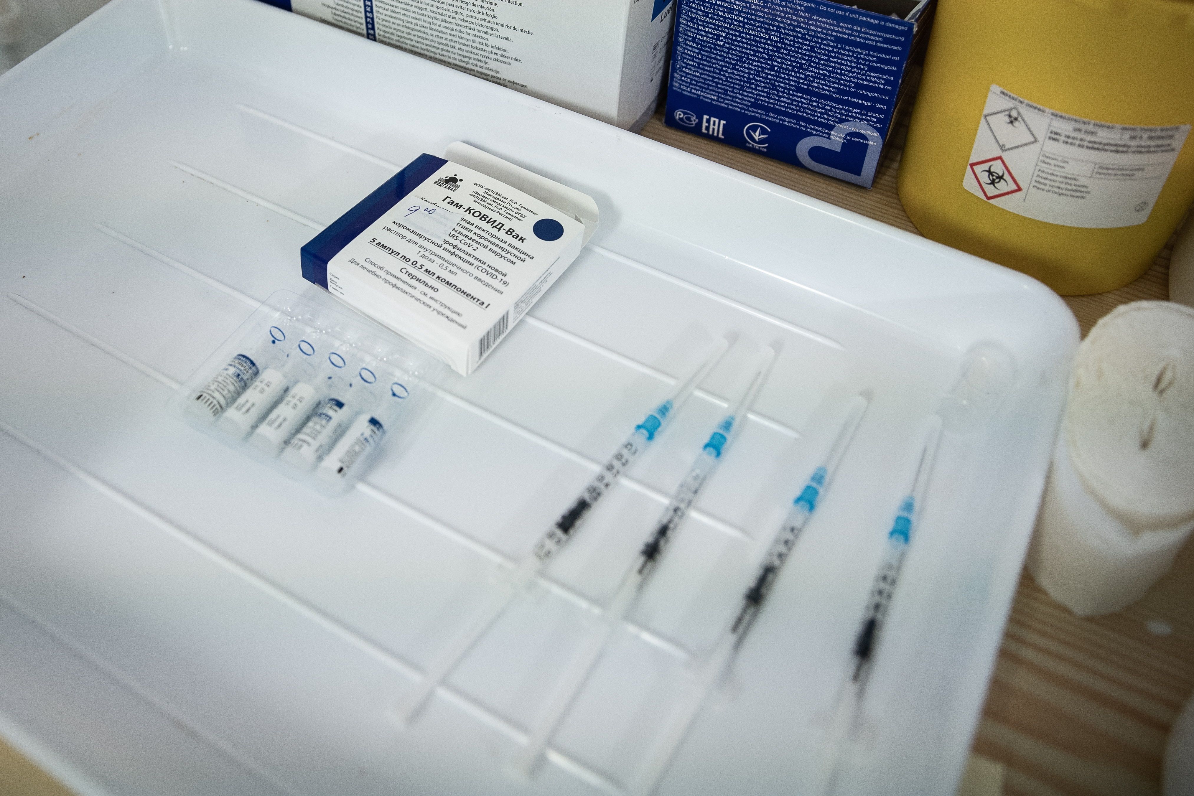 Paraguay recibió este martes 200.000 dosis de la vacuna Sputnik V que ayudarán a reforzar el plan de vacunación contra la covid, que en el registro correspondiente al día causó 122 fallecidos, con lo que el total se eleva a 12.763 en casi un año y medio de pandemia. EFE/EPA/JAKUB GAVLAK/Archivo 