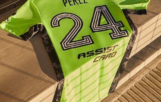 River: Se pone oficialmente a la venta la camiseta de arquero de Enzo Pérez y hay una edición especial extra