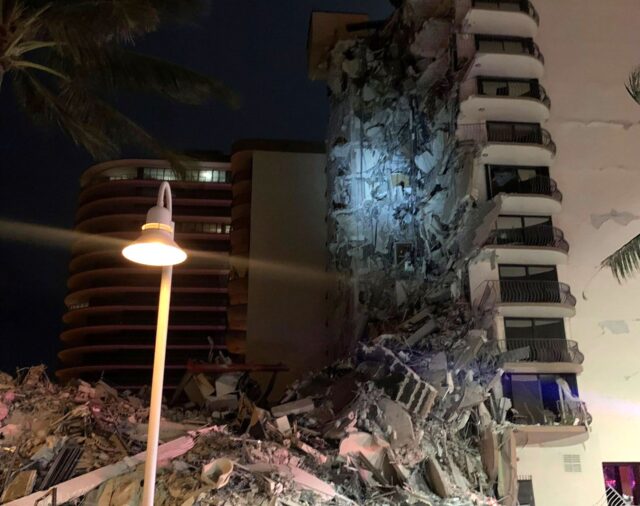 Se derrumbó un edificio residencial en Miami: cientos de rescatistas trabajan en el lugar
