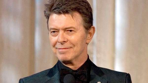 Subastan una pintura de David Bowie encontrada en un basural y su precio ya superó cinco veces el esperado