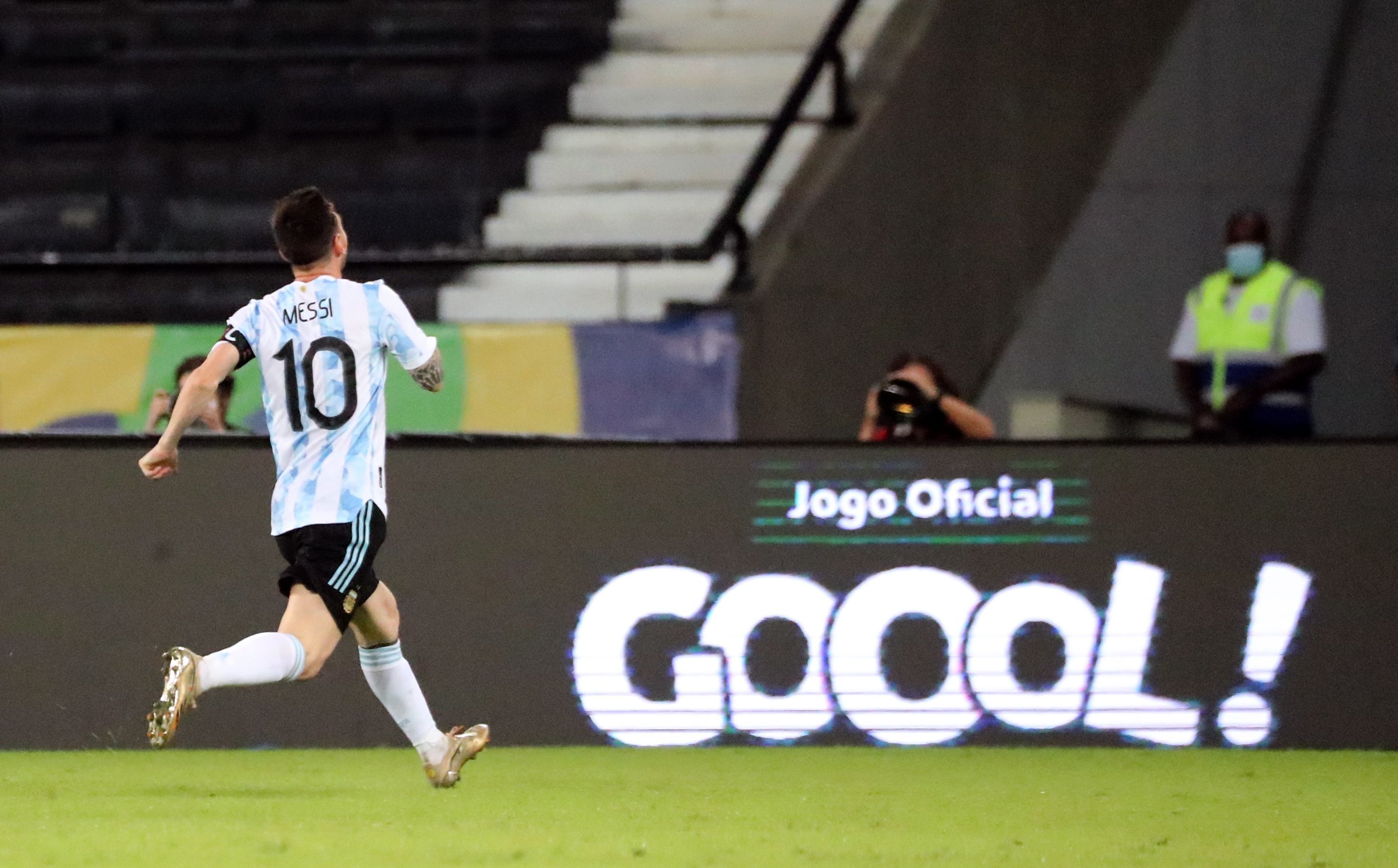 Lionel Messi abrió el marcador para Argentina ante Chile (REUTERS/Sergio Moraes)