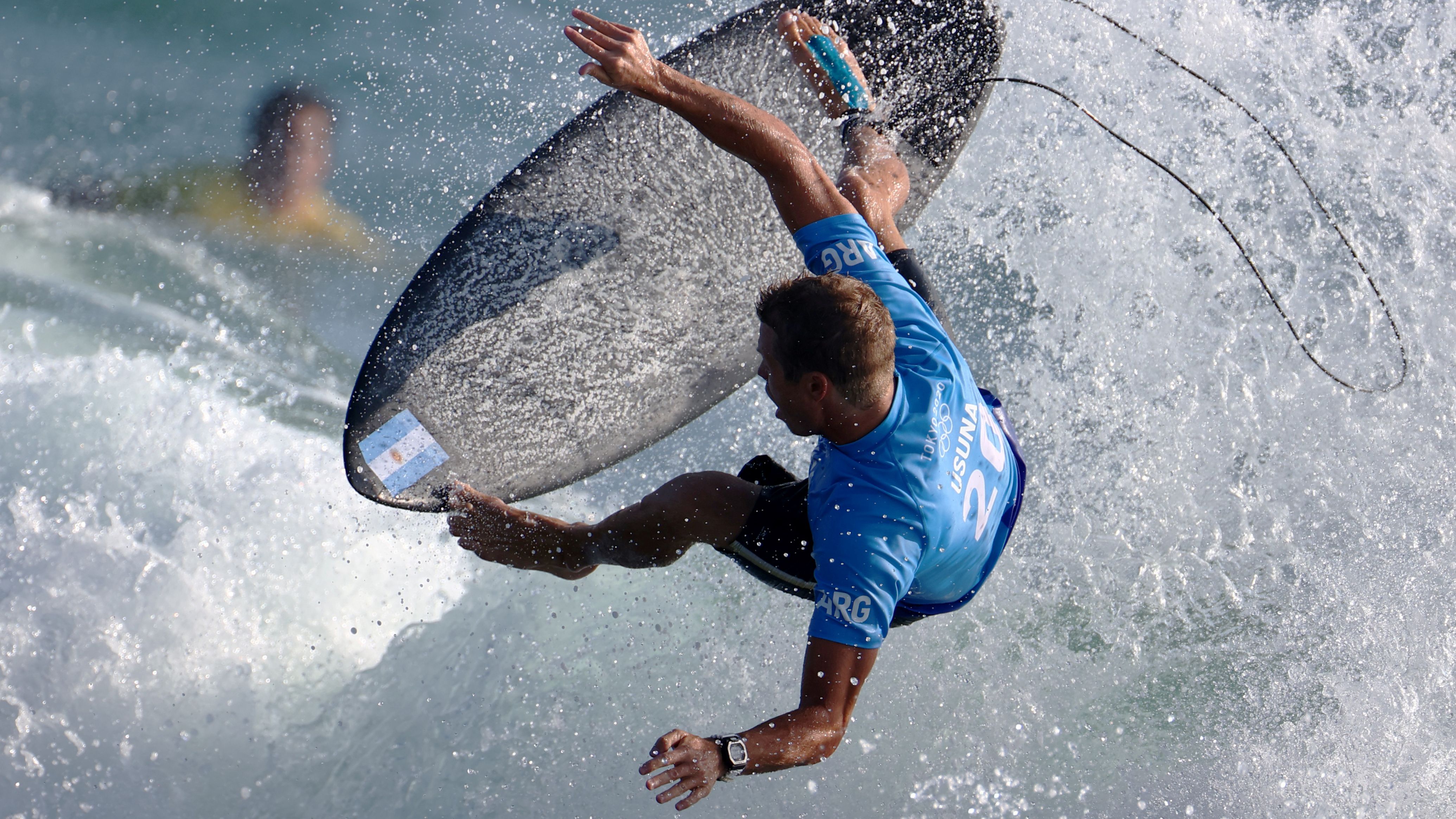 Leandro Usuna, el argentino en el estreno del surf olímpico (REUTERS/Lisi Niesner)