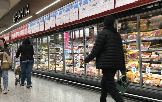 El consumo cayo 2,1% en junio y se amplió "la grieta" entre supermercados y comercios de proximidad