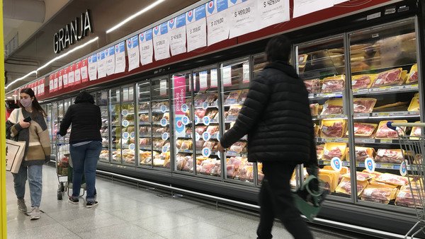 El consumo cayo 2,1% en junio y se amplió "la grieta" entre supermercados y comercios de proximidad