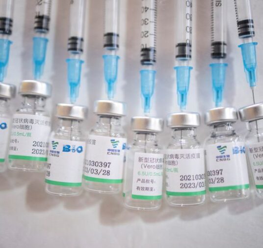 El Gobierno estudia la aplicación de la vacuna Sinopharm a niños y adolescentes