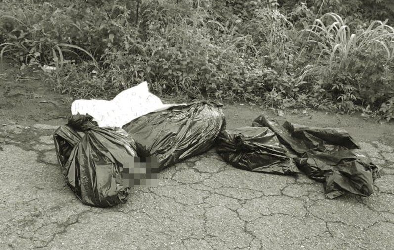 En medio de la narcoguerra en Michoacán, CJNG dejó tres cuerpos embolsados en Chinicuila