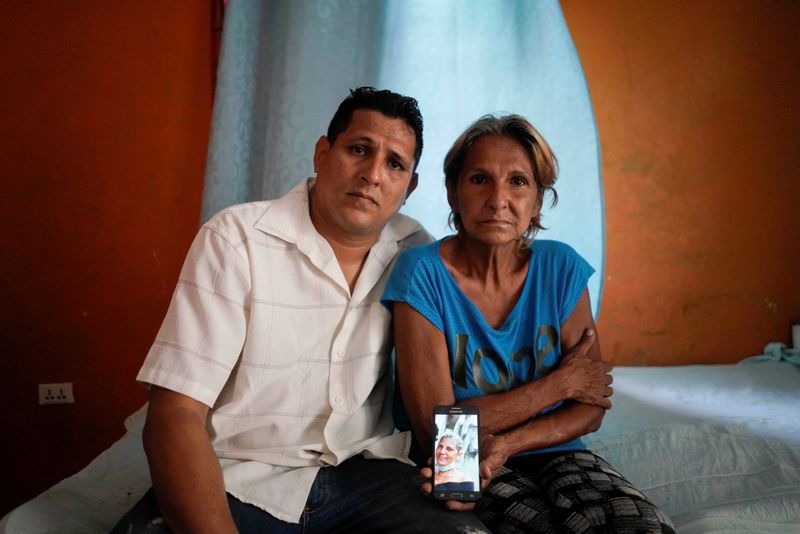 Alberto Betancourt y su madre Mayra Pérez posan con la foto de su hermana e hija, Daylin Betancourt, detenida por la policía durante en La Habana (Foto: REUTERS)