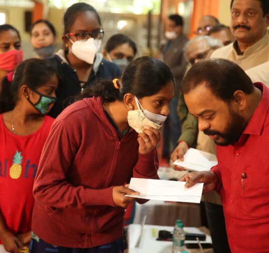 La India baja de 30.000 contagios por coronavirus por primera vez en 4 meses