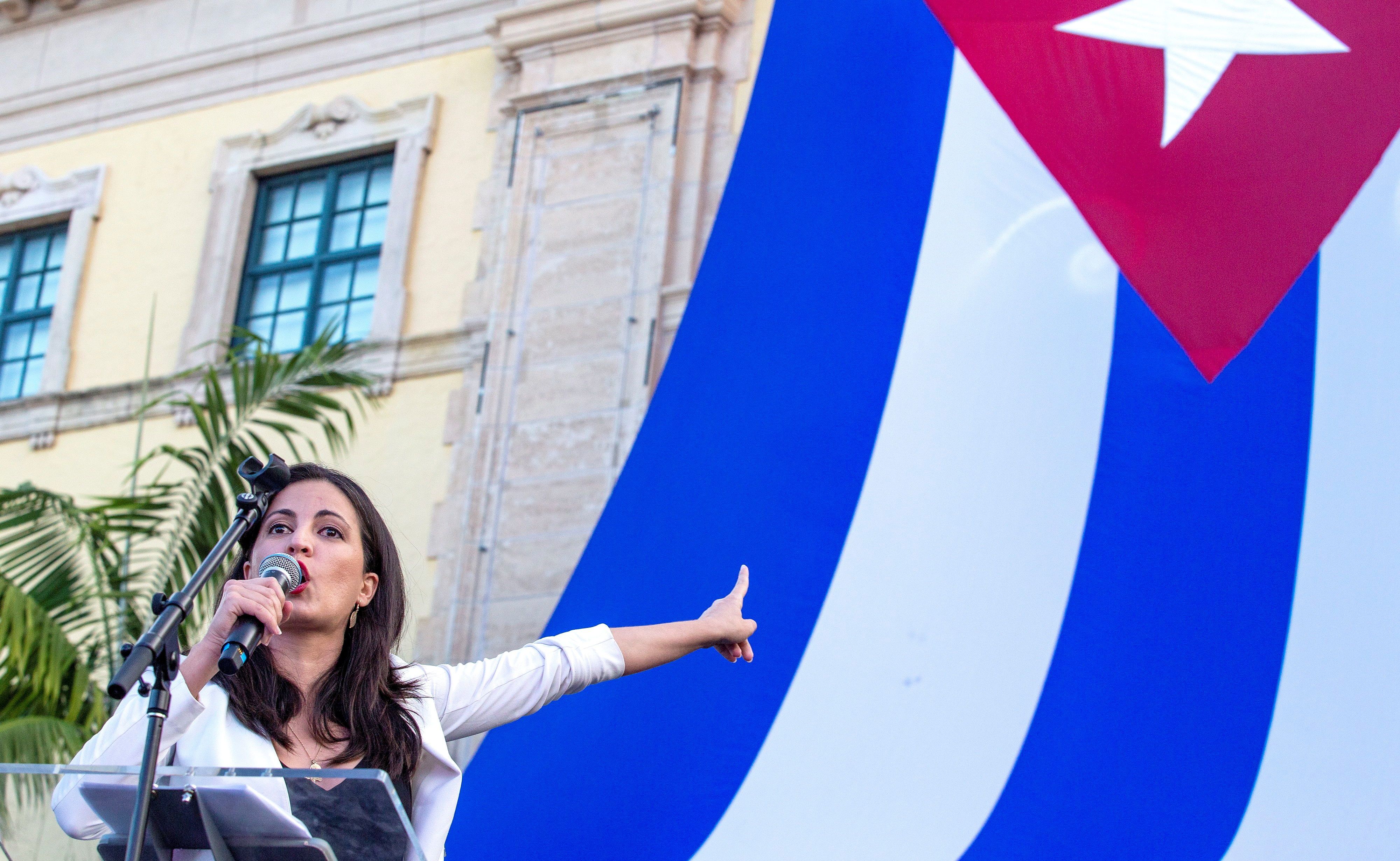 La disidente cubana Rosa María Payá habla durante una manifestación de apoyo a las protestas en Cuba, frente a la Torre de la Libertad en Miami, Florida (EE.UU.), hoy 17 de julio de 2021. EFE/EPA/CRISTOBAL HERRERA-ULASHKEVICH 