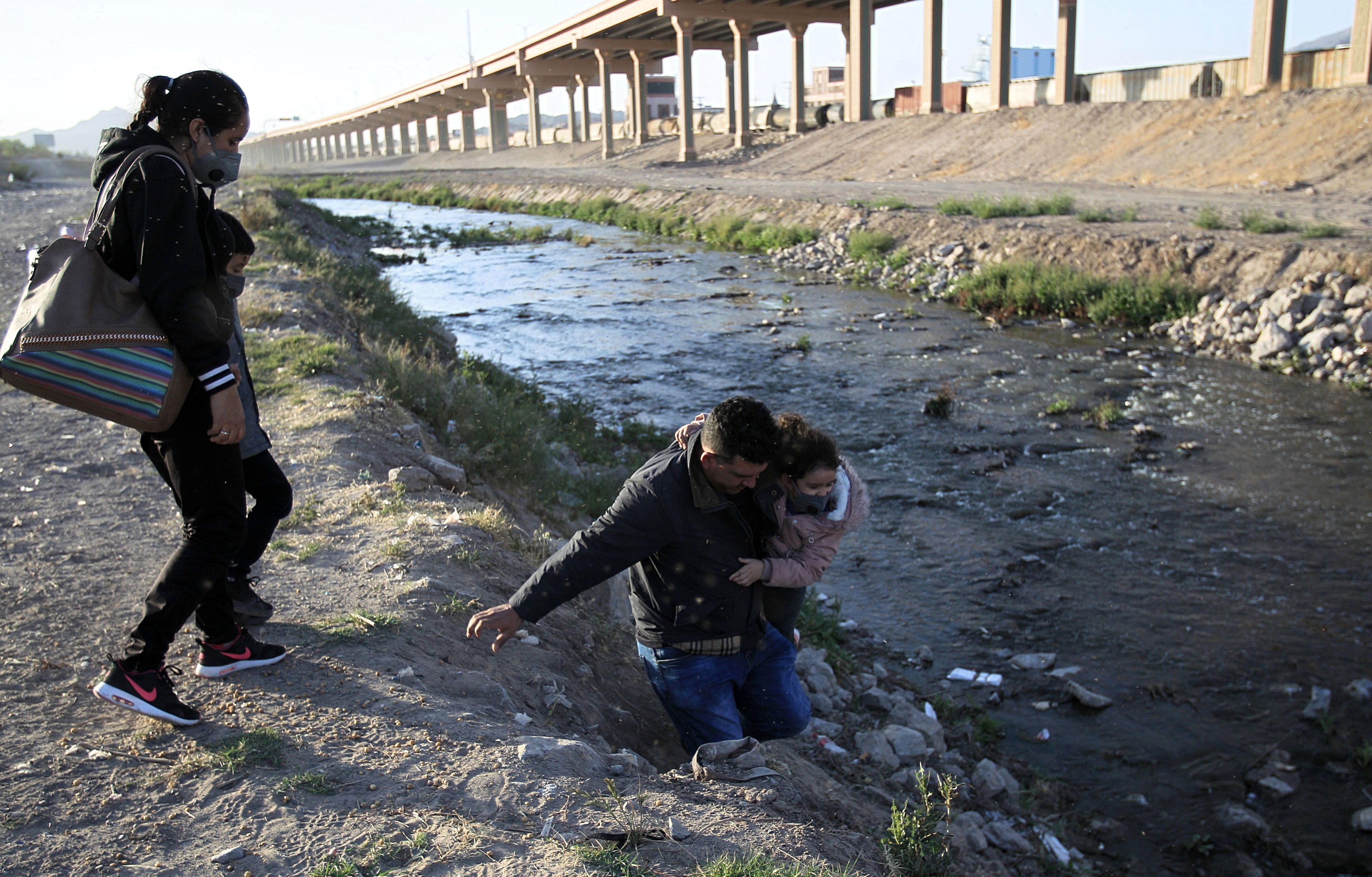Una familia que intenta cruzar el Río Bravo hacia Estado Unidos, por la frontera de Ciudad Juárez (México). (Foto: EFE/Luis Torres/Archivo)