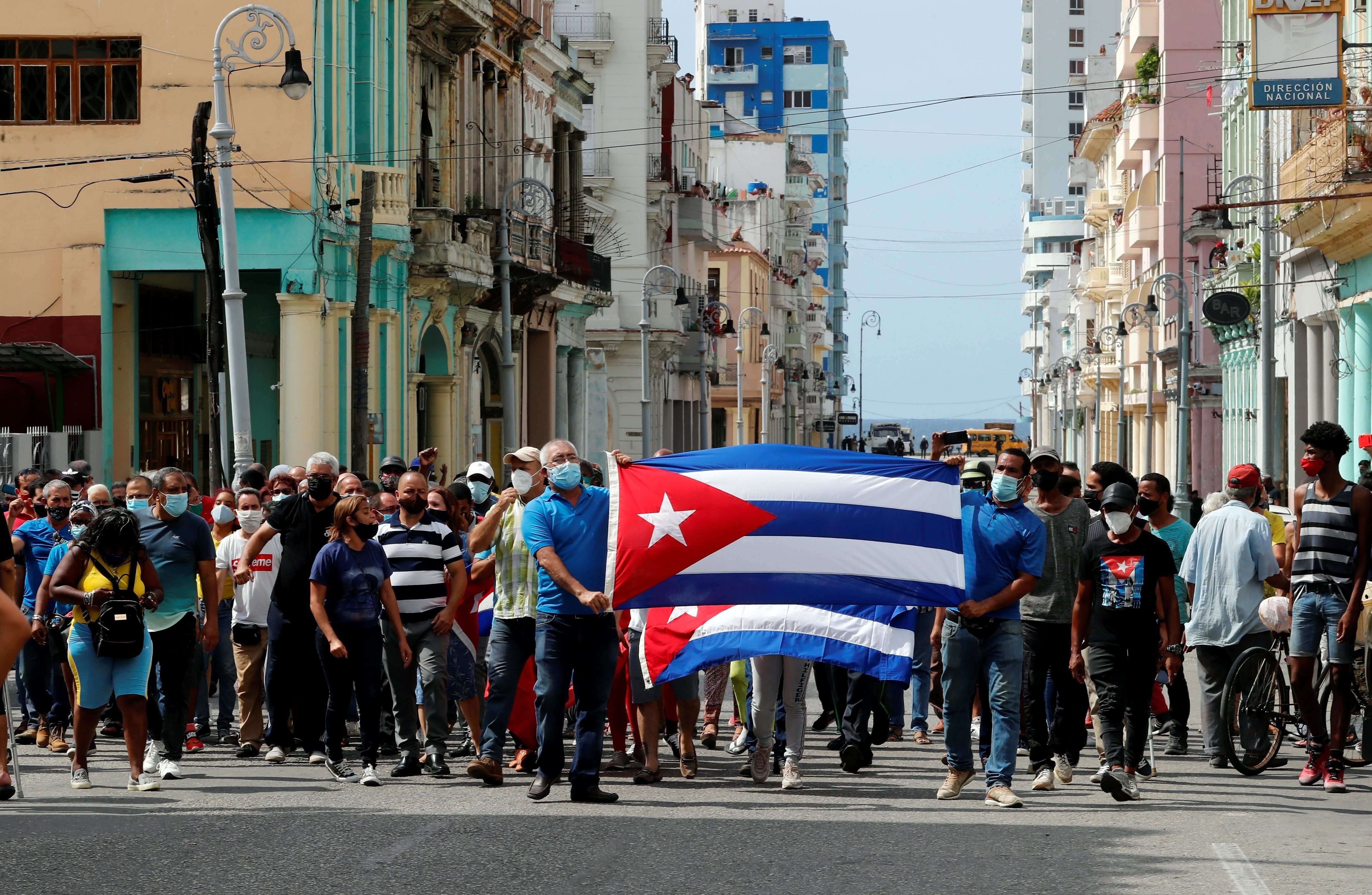 Un grupo de personas fue registrado el pasado domingo, al protestar frente al capitolio cubano, en La Habana (Cuba). EFE/Ernesto Mastrascusa 