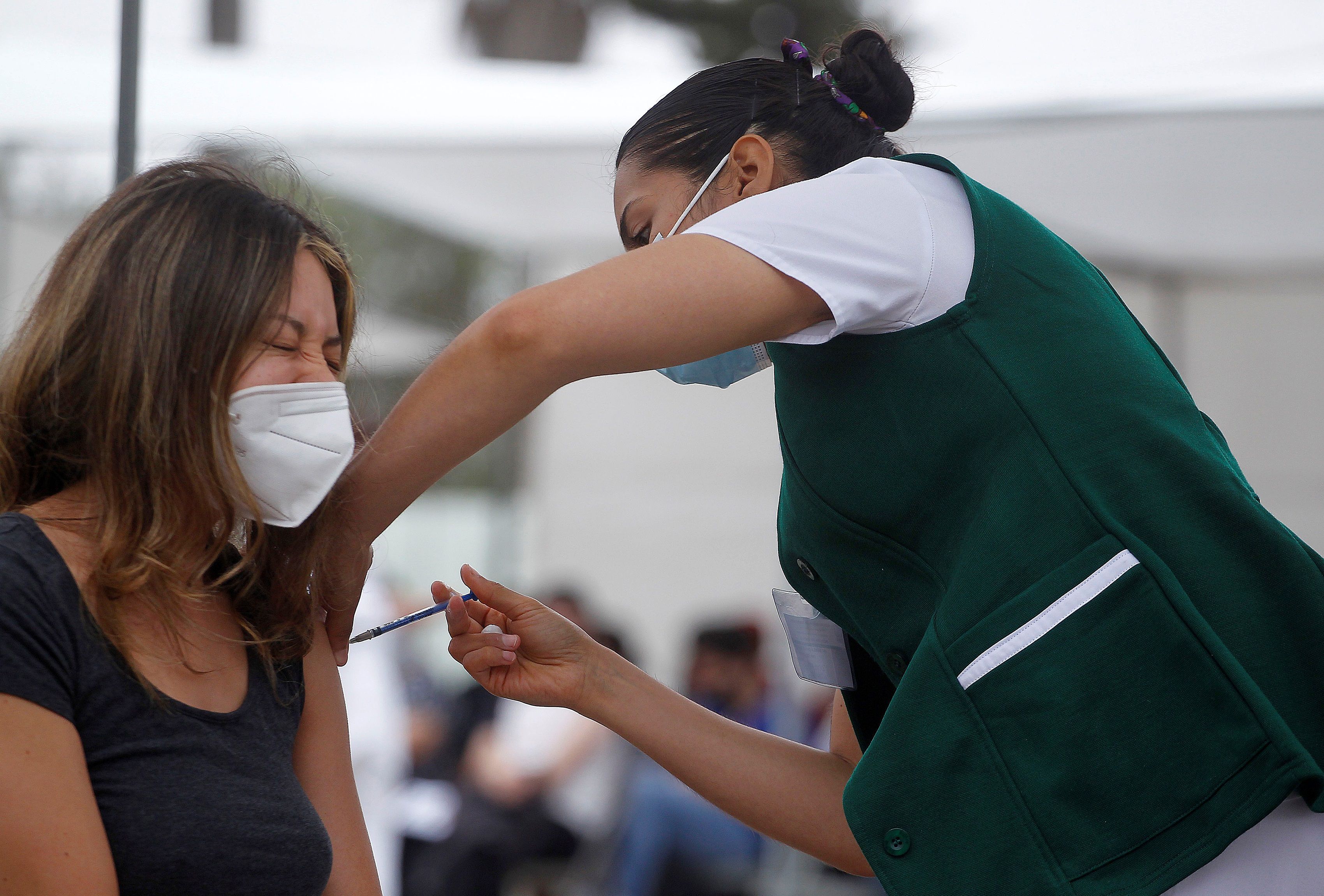 Personal de salud, aplica la vacuna contra la covid-19, este jueves en el municipio de Ensenada, en Baja California (México). EFE/Alejandro Zepeda