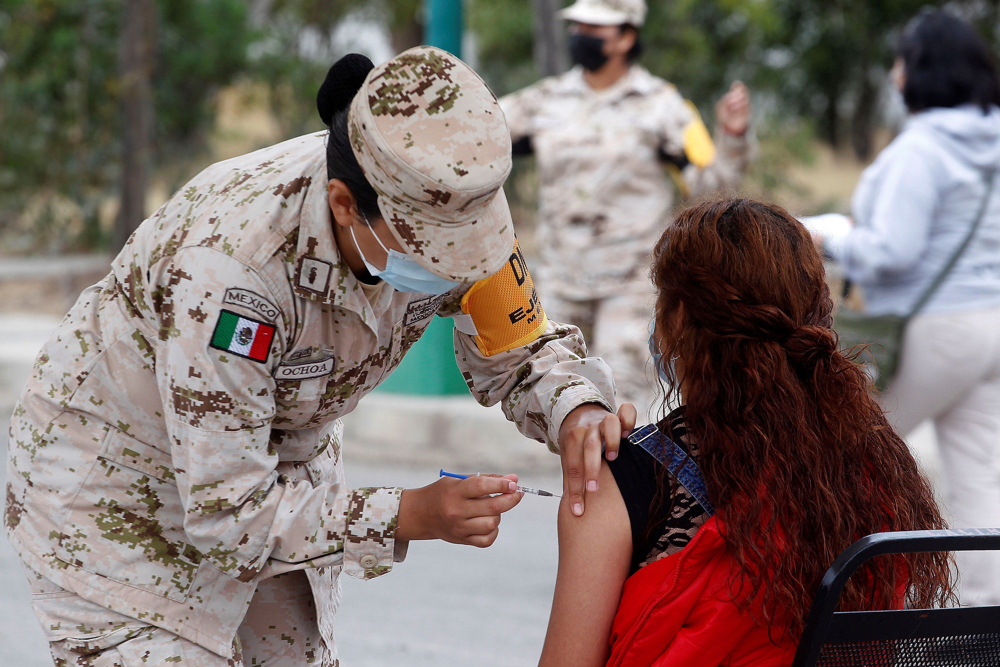 Integrantes del Ejercito Mexicano aplican la vacuna contra la covid-19, hoy en el municipio de Ensenada, en Baja California (México). EFE/Alejandro Zepeda